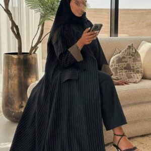 عباءة مسلمة سوداء بخطوط دقيقة للنساء