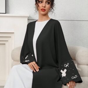 عباية عربية أنيقة مزينة بالخرز والفيونكة